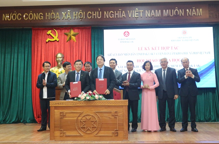 Ký kết thỏa thuận hợp tác nghiên cứu, chuyển giao khoa học xã hội nhân văn và đào tạo nguồn nhân lực giai đoạn 2021 - 2025